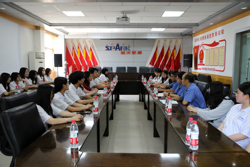 校企聯(lián)動共探智能財務新路徑  蘭州信息科技學院師生來星火數(shù)控研學交流