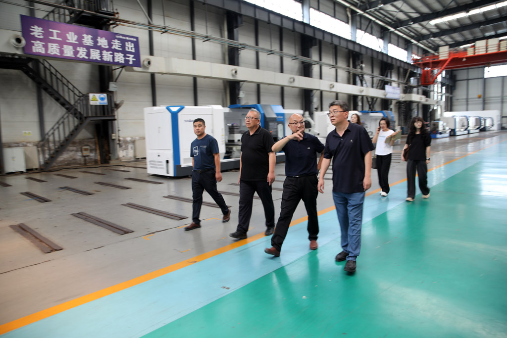 甘肅國投集團(tuán)來星火數(shù)控公司開展“夏送清涼”慰問活動 甘肅國投集團(tuán)來星火數(shù)控公司開展“夏送清涼”慰問活動