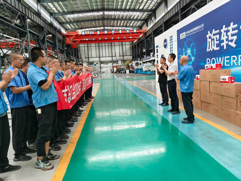 天水市總工會來甘肅星火數(shù)控公司開展“夏送清涼”慰問活動 天水市總工會來甘肅星火數(shù)控公司開展“夏送清涼”慰問活動