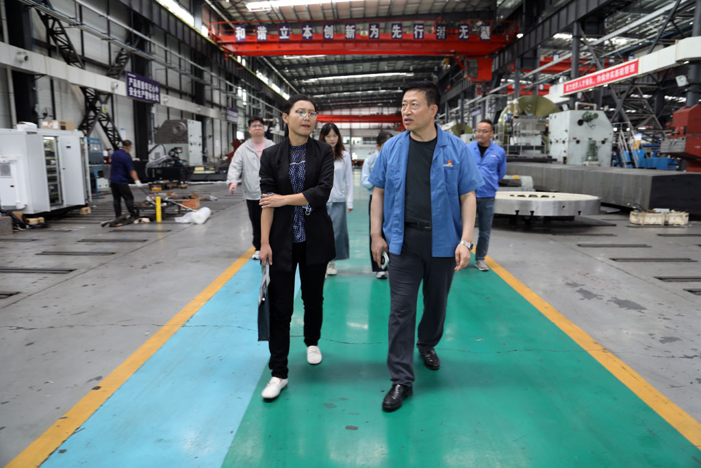 省工信廳石化研究所領(lǐng)導(dǎo)來星火數(shù)控公司調(diào)研“三化”改造工作